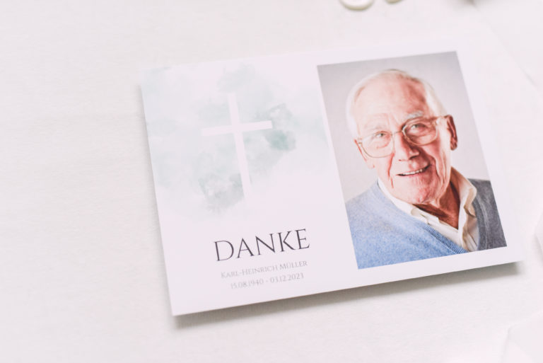  Foto zu Danksagung Trauer: Zeitung - Honeymoments 