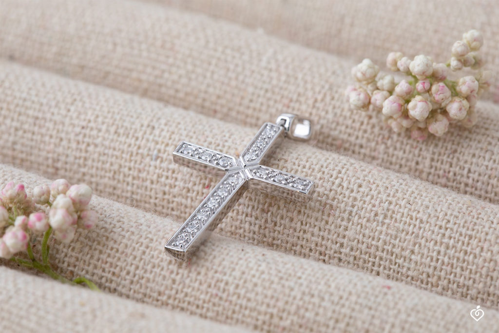 Geschenk zur Taufe vom Patenkind: Kreuz mit Diamanten besetzt von edenly